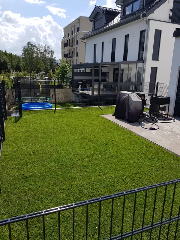 Rasenfläche mit Zaunanlage – Eschborn