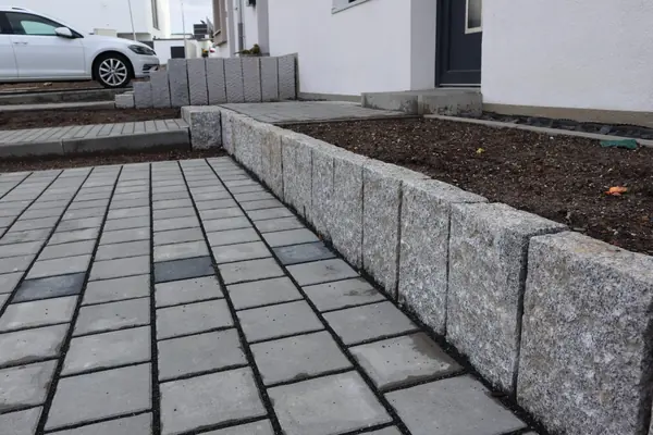 Pflaster mit Granit-Einfassung – Karben