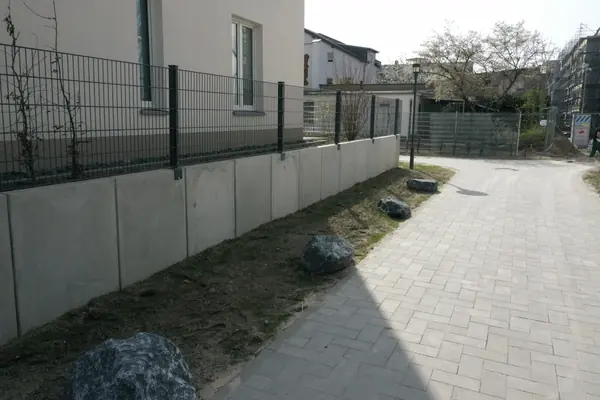 Gepflasterter Weg mit Zaunanlage – Offenbach
