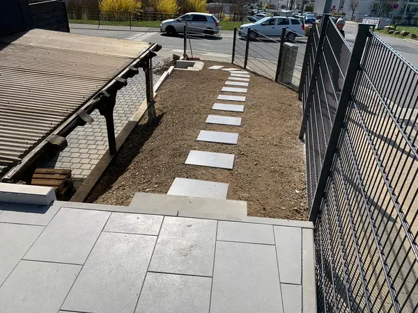 Trittplatten-Weg am Carport – Taunusstein